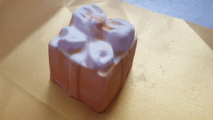 lush golden wonder bath bomb